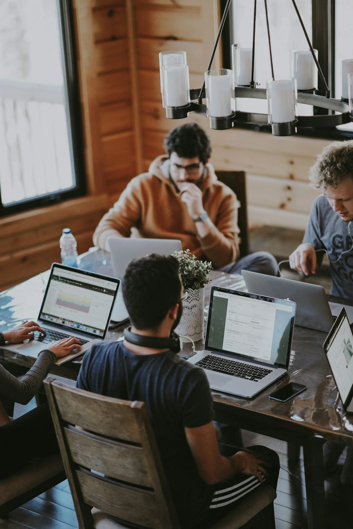 Profissionais reunidos trabalhando com notebooks