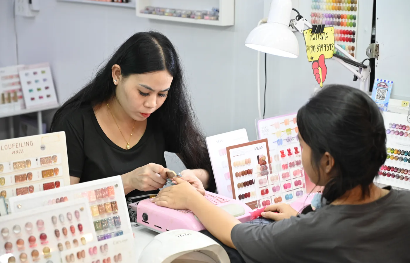 Atendimento de manicure em salão de beleza premium